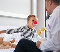 KlinikClown und Kind im Krankenhaus